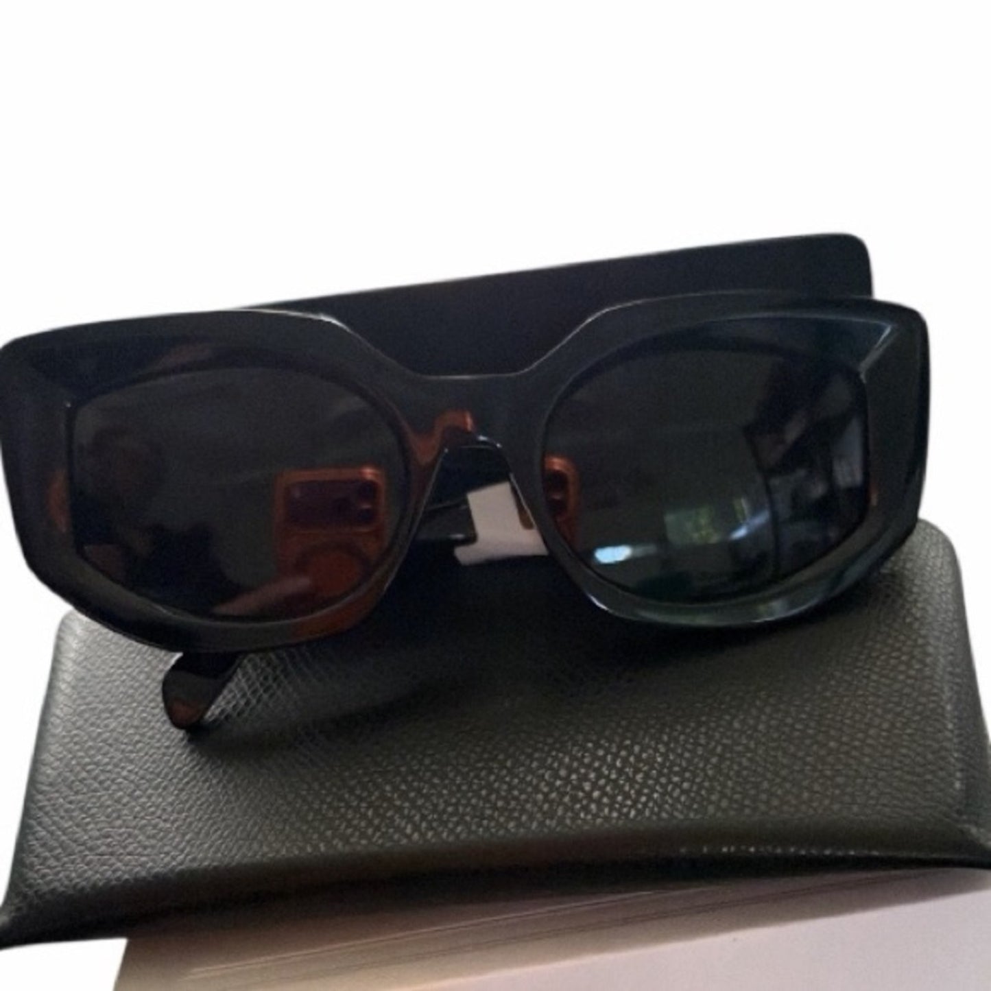 Celine Celine Bold 3 Dots Sunglasses
CL40277| 01A Black / Smoke NWT & Box