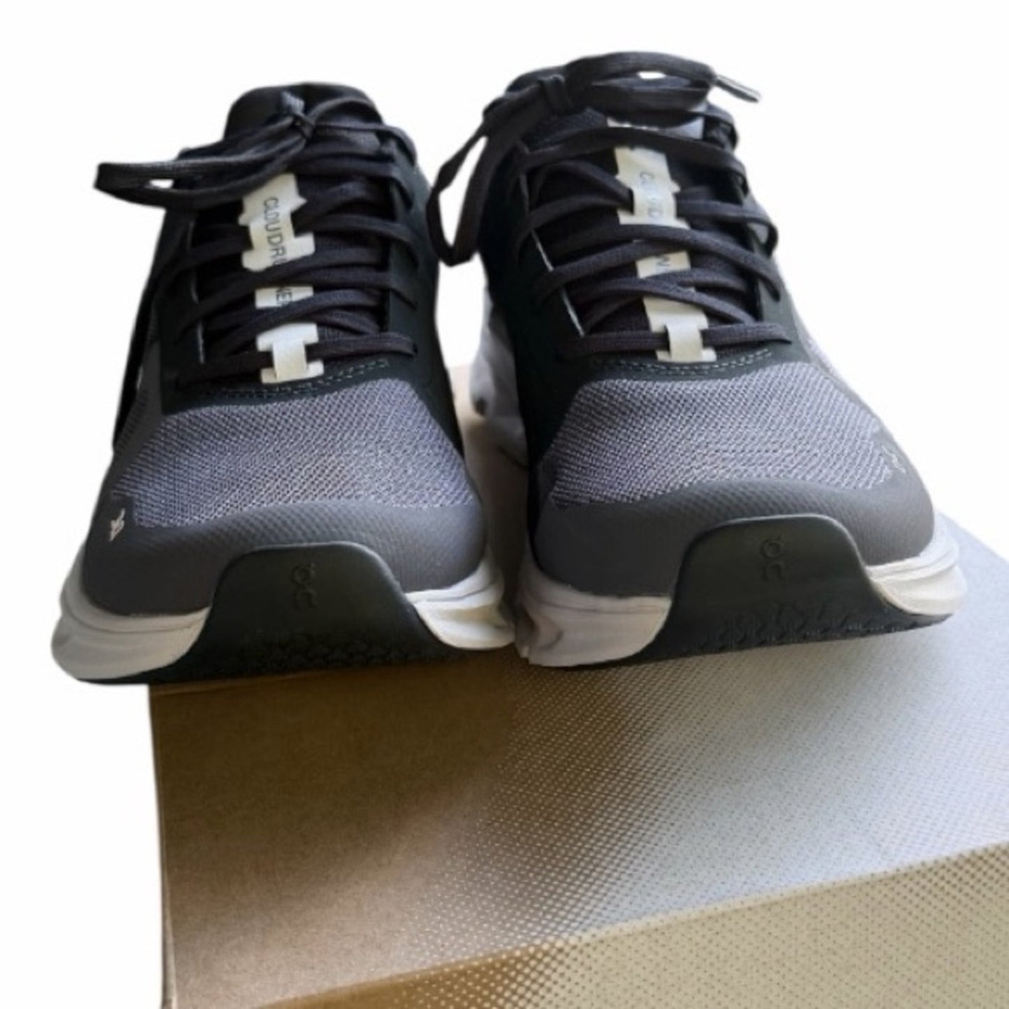 On Cloud Running Sneakers | Men’s 7.5 / Women’s 9 | New in Box Grey & Blk NIB
