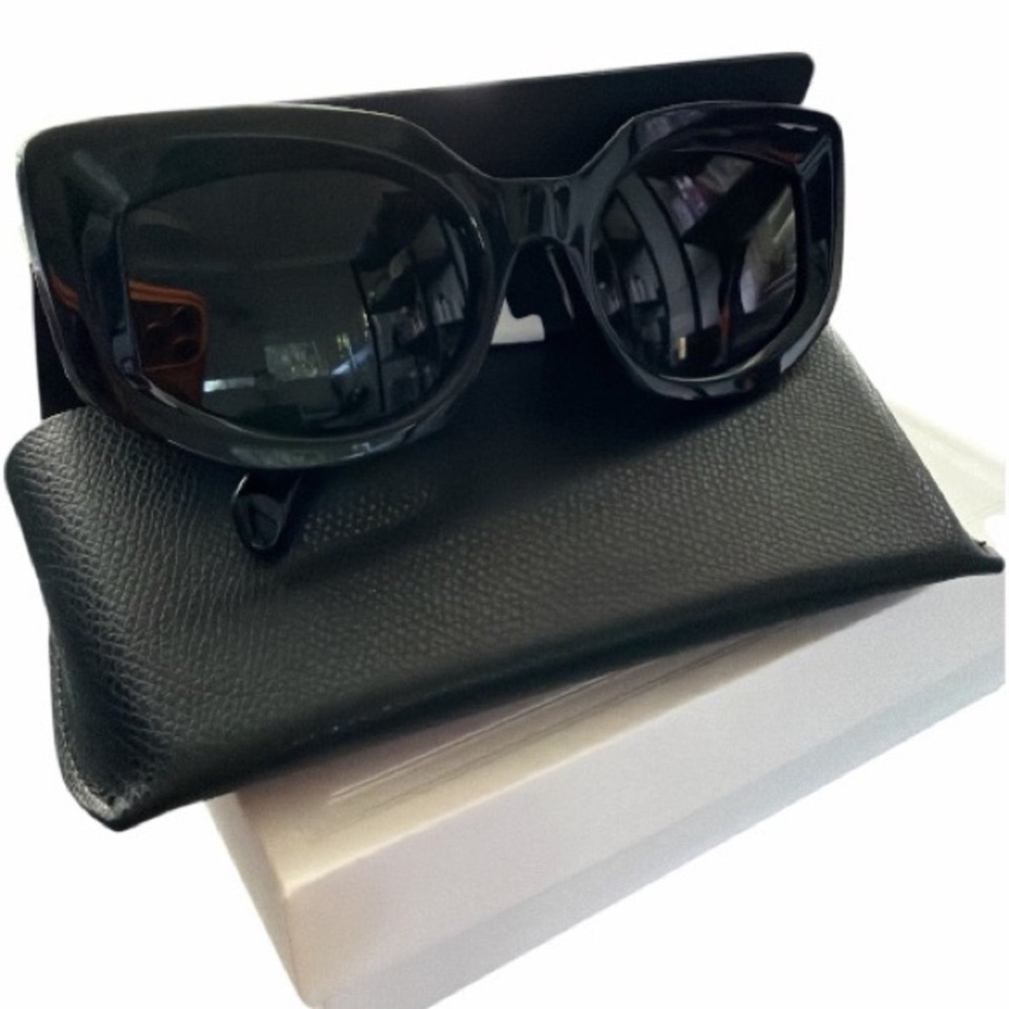 Celine Celine Bold 3 Dots Sunglasses
CL40277| 01A Black / Smoke NWT & Box