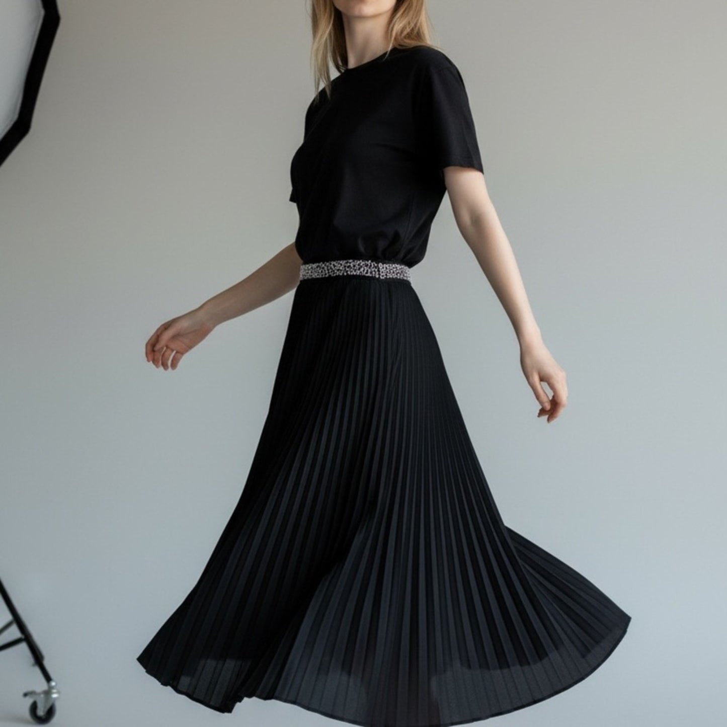 LE SURPERBE FOIL PLEATED SKIRT BLACK SIZE MED NEW