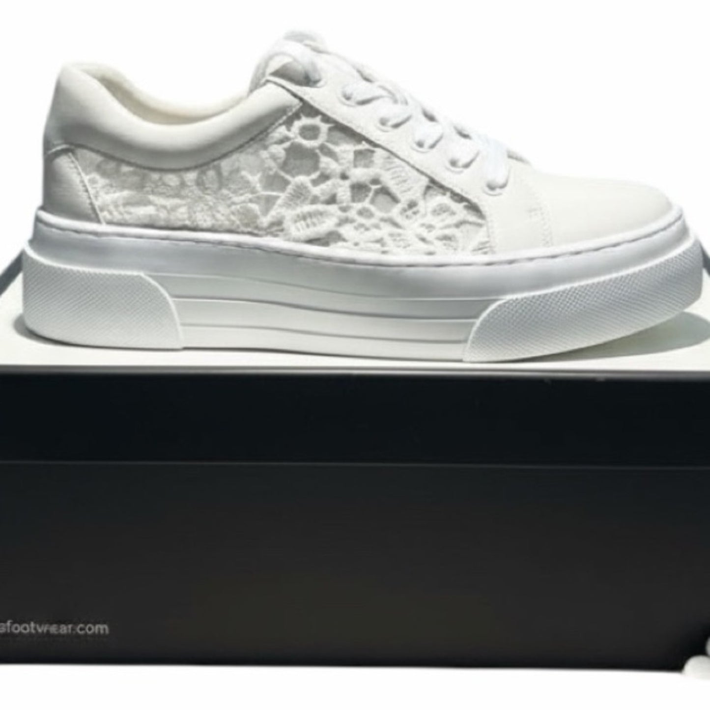 Women's White Lace Fabric & leather Analee Lace Sneaker Size 81/2